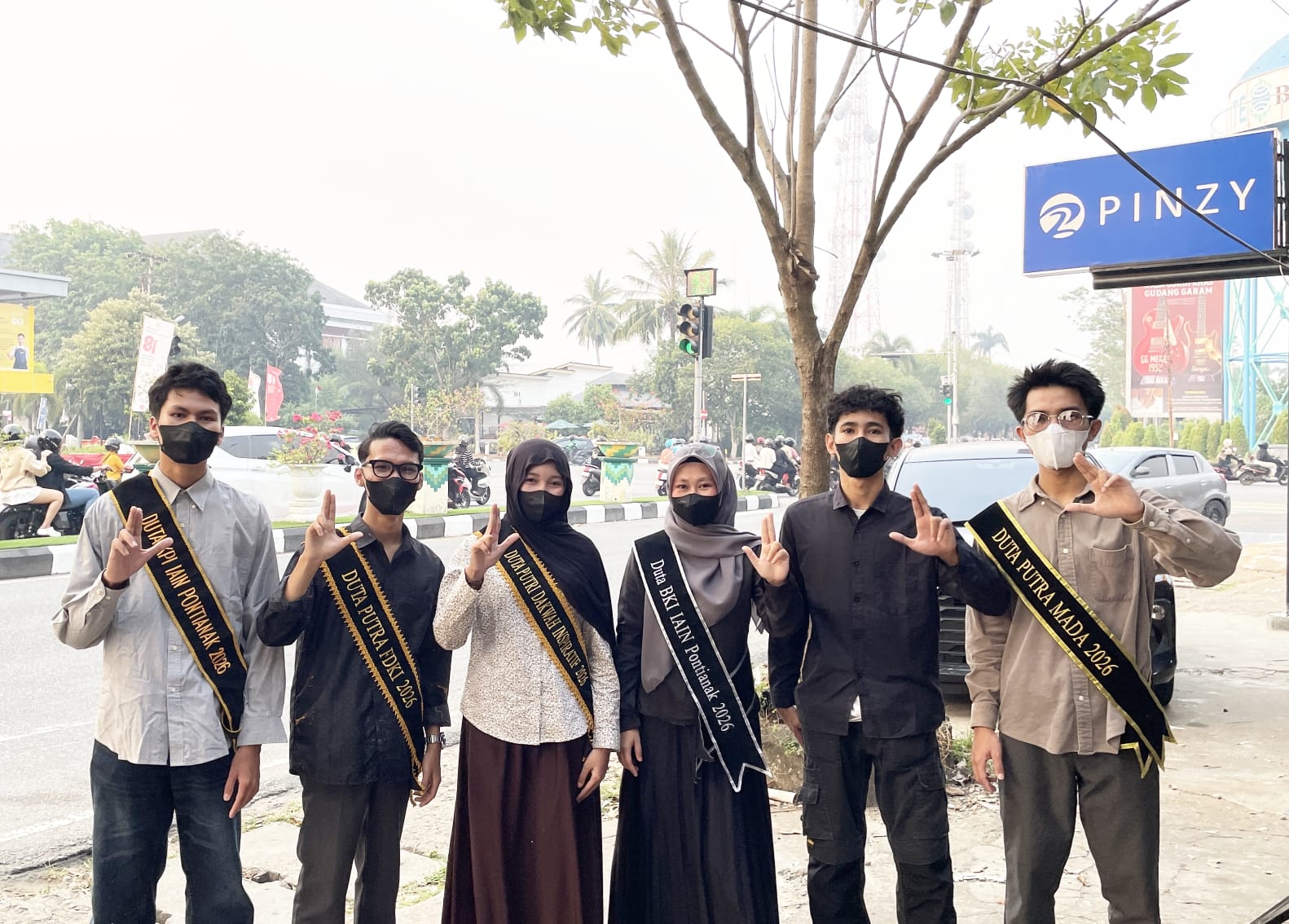 “Di Tengah Kabut Asap dan ISPU 477, Duta FDKI IAIN Pontianak 2026 Bagikan Masker dan Pesan ‘Jaga Sesama'”